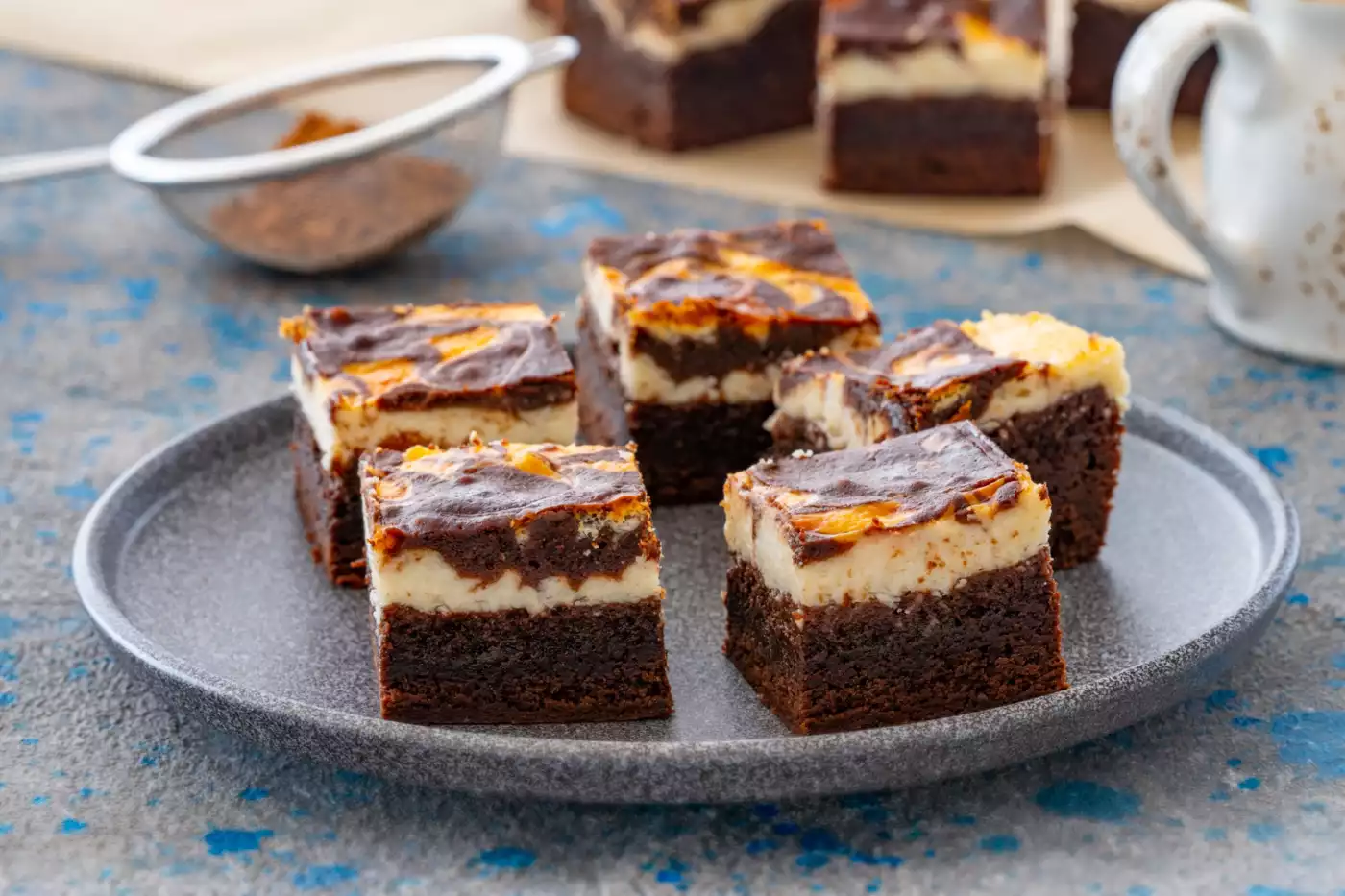 Cheesecake_brownies_s_konopljo_lezeca.jpg.webp