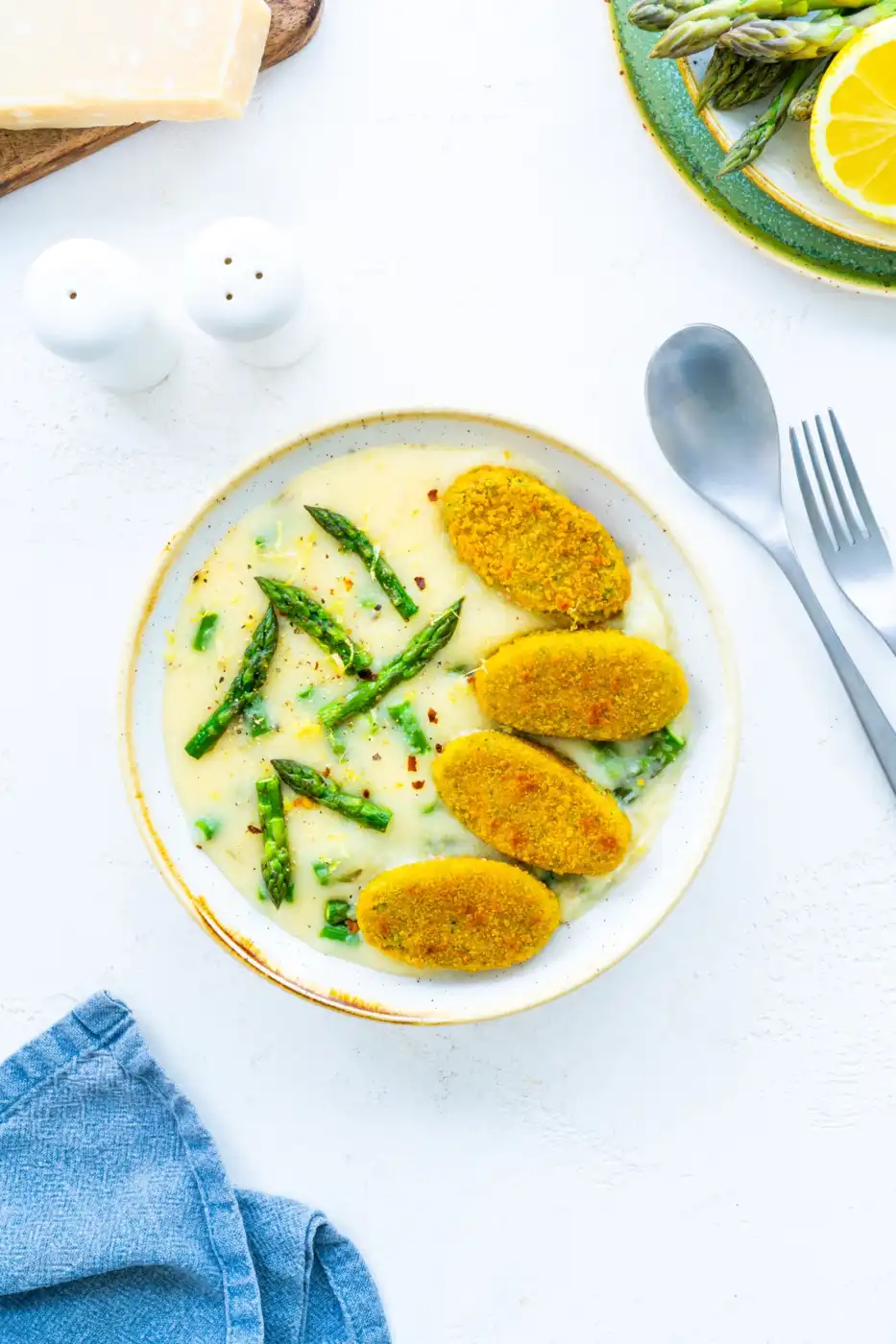 Kremni_zdrob_s_sparglji_in_veggie_nuggets.jpg.webp