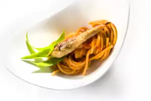 Polnozrnati-spageti-s-paradiznikovo-omako-fileti-skuse-in-ciceriko.jpg.webp