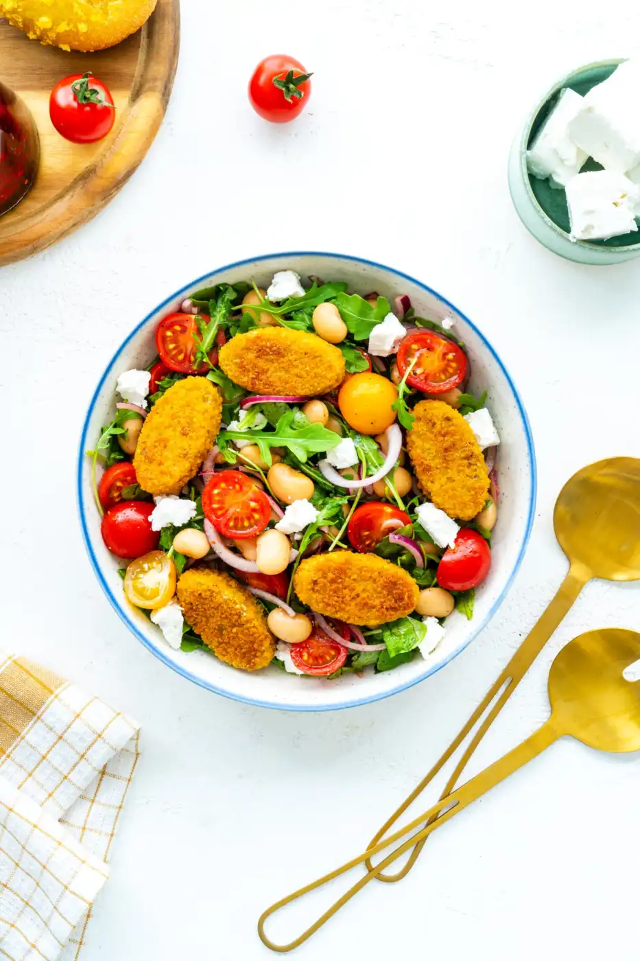 Veggie_nuggets_v_solati_z_rukolo_in_cesnjevimi_paradizniki.jpg.webp