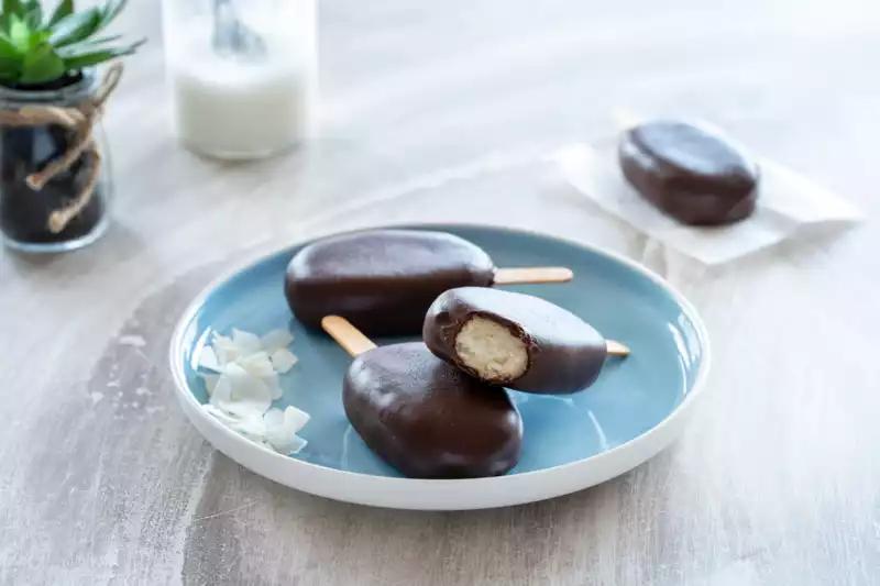 Cokoladne-cakepop-lucke-z-zdrobom-in-kokosom-lezece.jpg.webp